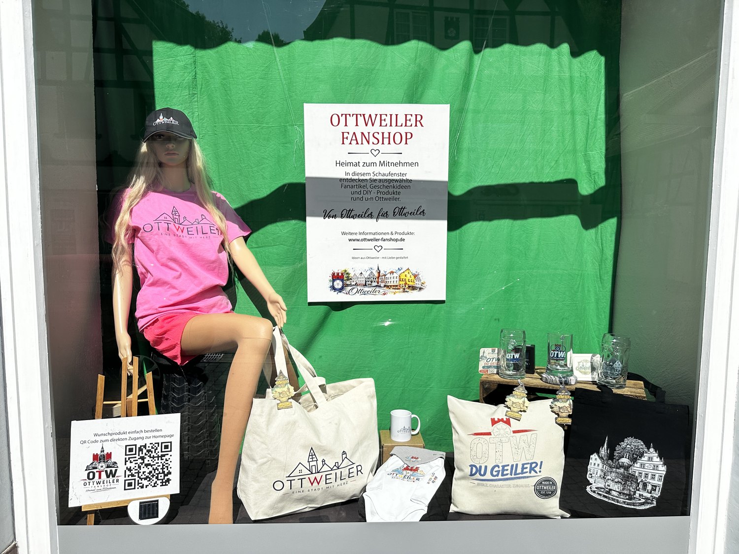 Schaufenster des Ottweiler Fanshops in der Altstadt