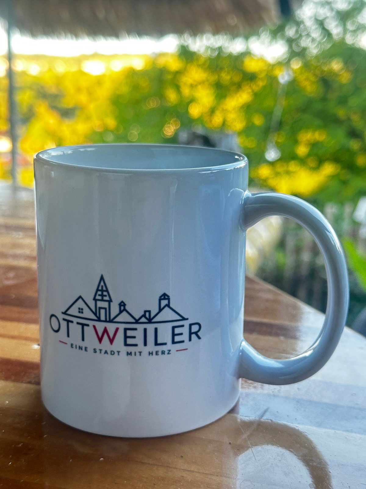 Ottweiler Tasse auf einem Tisch im Herbstlicht