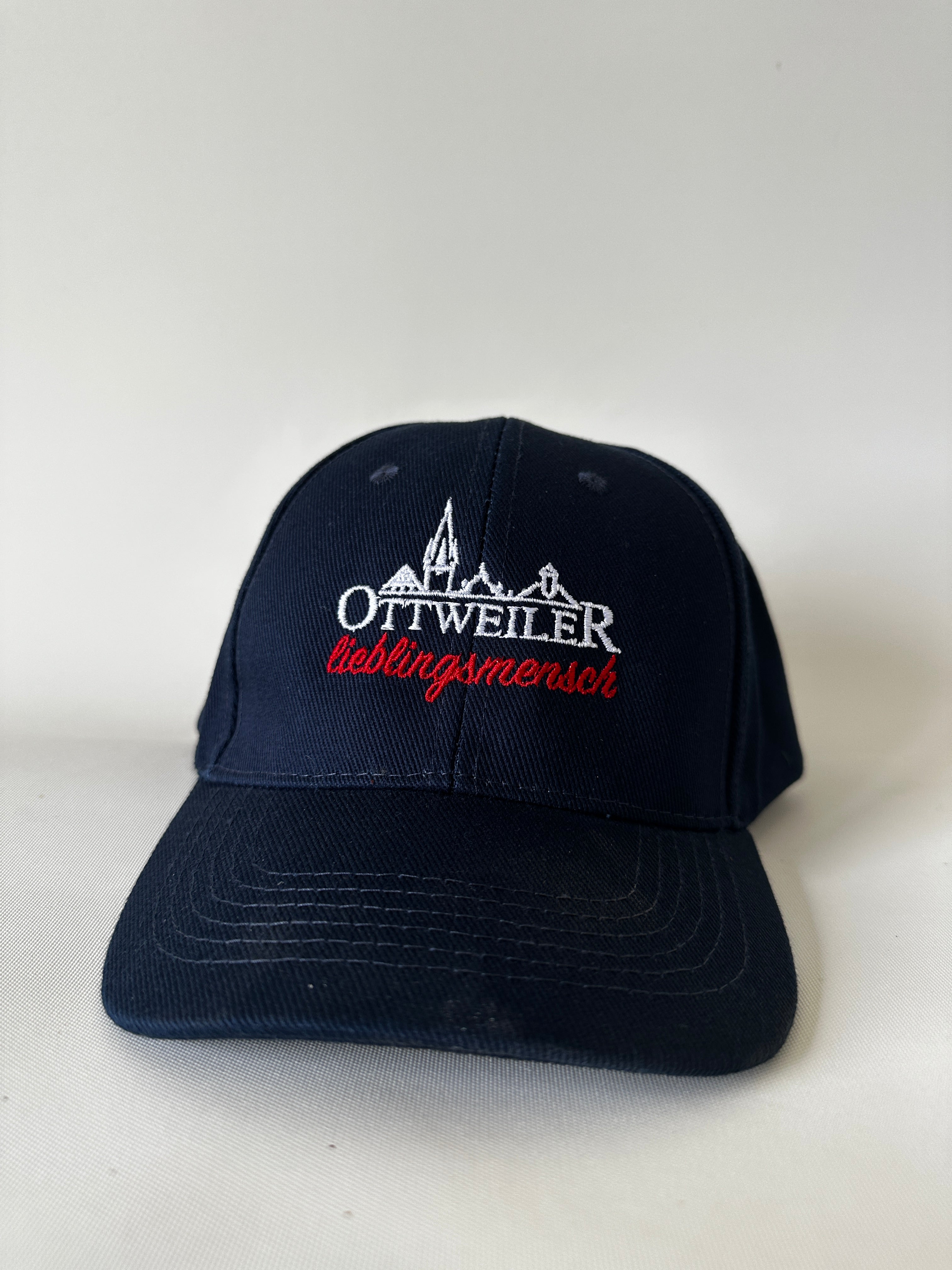 Marineblaue Ottweiler Lieblingsmensch Cap von vorne mit weiß gestickter Ottweiler-Silhouette und rotem Schriftzug „lieblingsmensch“